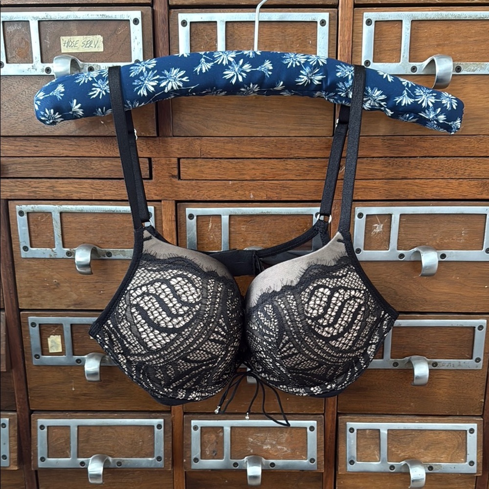 Victoria’s Secret Very Sexy Push Up Bra 34C Black Lace